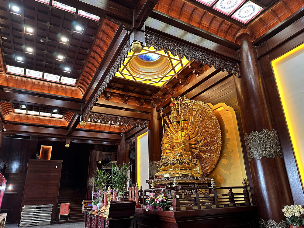 杭州寺院布局创新案例，地下多功能厅与空中花园的突破设计