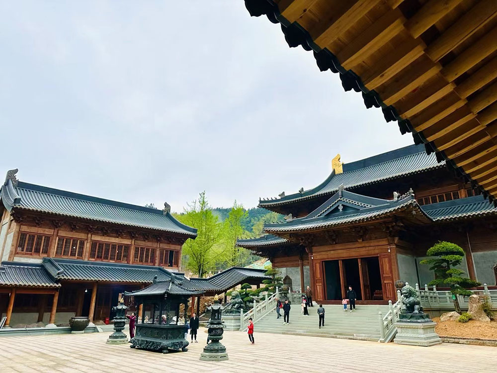 杭州寺院总体规划案例，涵盖山地、平地、水岸不同地形